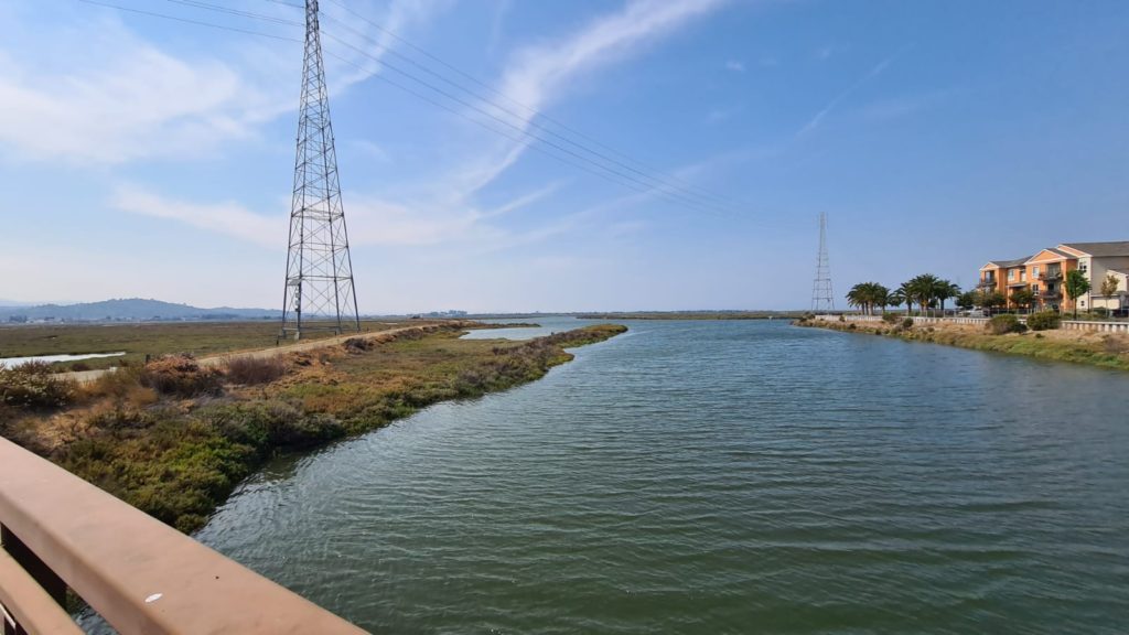 High grid electricity lines with small trusses instead of beams in Bair Island