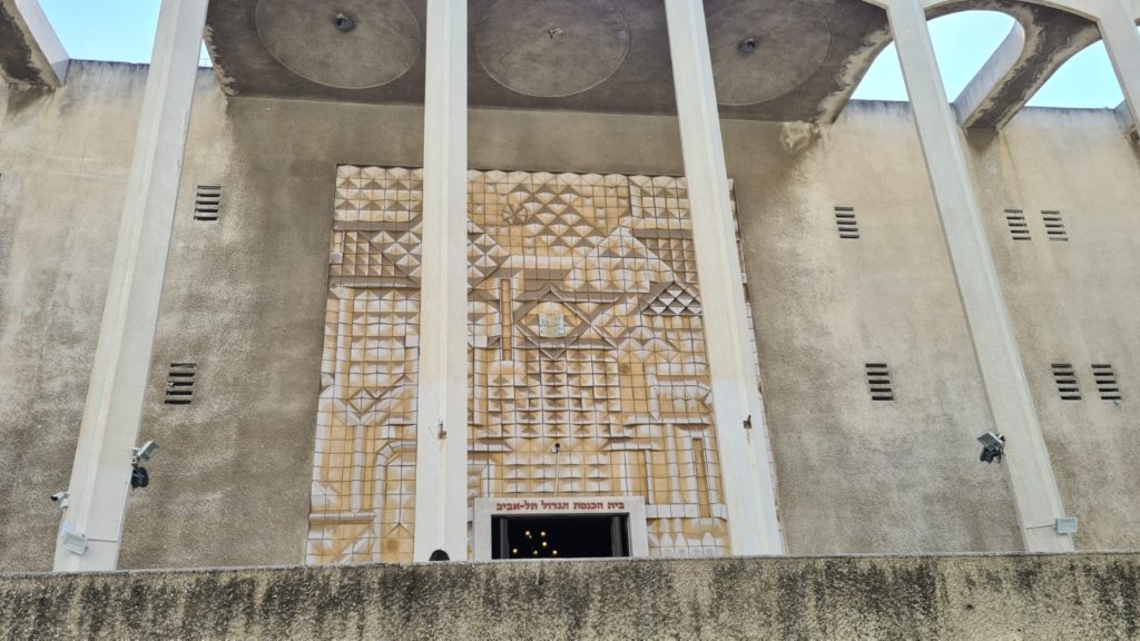 Tel Aviv Great Synagogue, built on 1925, sought to unite all the citizens of the new city under one roof. The Lehi uses the basement and attic of the place as secret arms cache (you can see more locations as this on this post) - Independence trail