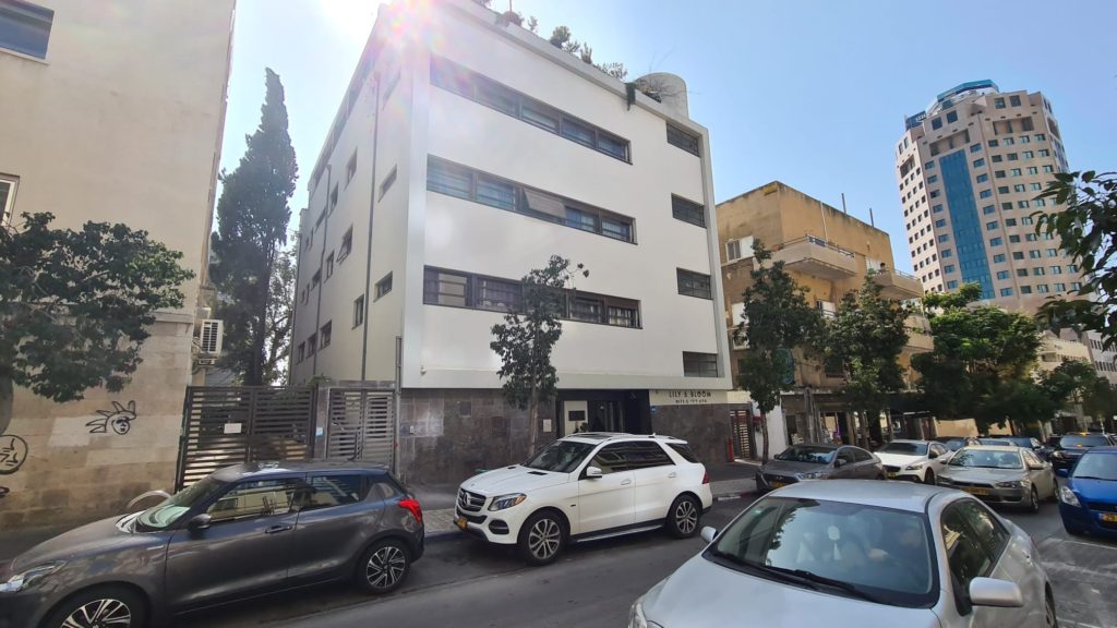 Built on 1935 as a bank (2nd branch of Mizrahi bank in Tel Aviv), renovated on 2015.