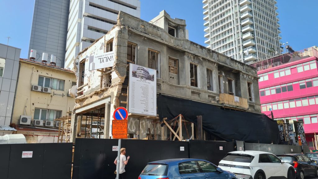 Another construction site, this is not belong to Atzva, with a new tower over a building for preservation (like Edler building we show earlier)