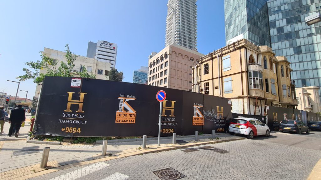 Another construction site, this is not belong to Atzva, with a new tower over a building for preservation (like Edler building we show earlier)