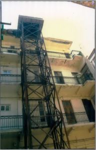 The elevator shaft in a pic from the 1990s (source: Tel Aviv Municipal Archive).
