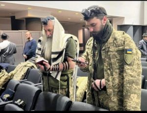 A Rabbi and his son praying Shaharit (the Jewish morning pray) and ready to fight the Russian invadors (Source: Reddit). Zelensky, Ukrainian presedinet, is Jewish - how it works with calling them Nazis