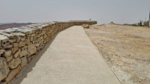 The promanade along the Maktesh to the west