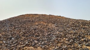 The black quartzite prismas that cover the hill