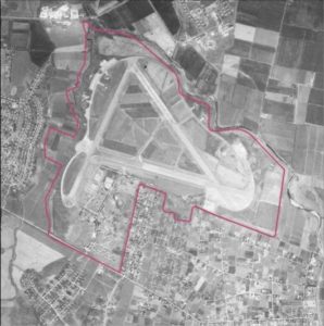 1956 - only small amount of new military buildings in the base. Kfar Sirkin had expended and Mabarat Belinson was founded East to the airport (it later on became a neighborhood in Petah Tikva) (source: soil-remediation.co.il)