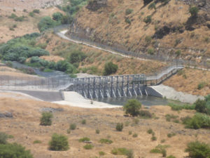 Below the tell there is on an obstacle on the Yarmouk river. This just after the Tuqqad flows to the Yarmouk.