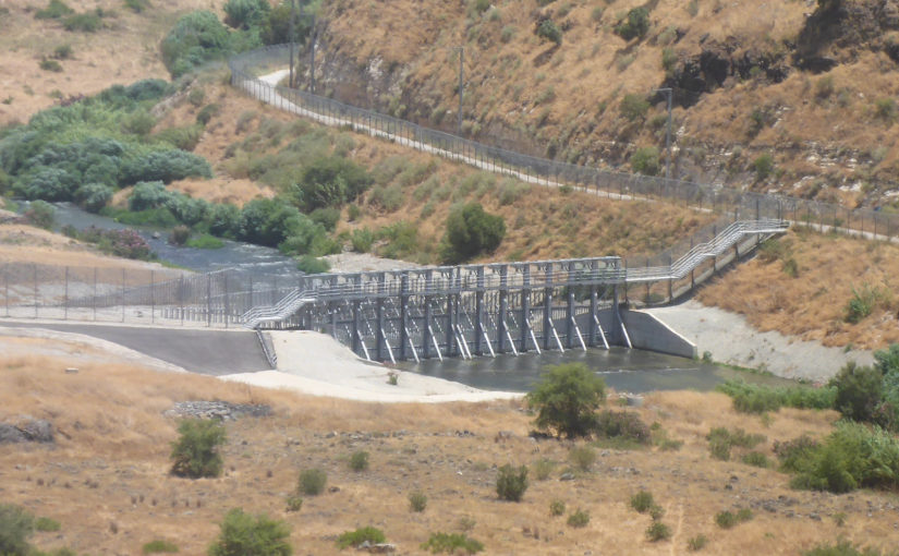 Below the tell there is on an obstacle on the Yarmouk river. This just after the Tuqqad flows to the Yarmouk.