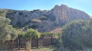 The cliff of the Carmel mountain on the south side of the Nahal Me'arot in which the cave