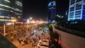 The protest from Azrieli bridge. I had to go around and climb it, as the policeman at the bottom says it is overloaded (it was not, but it has a vibration issue while you are walking along it). - Judicial reform protest