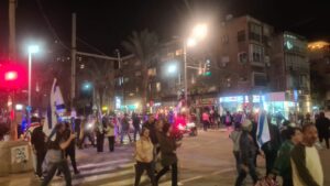 The protestors marched between the cars at Even Gvirol street - Judicial reform protes