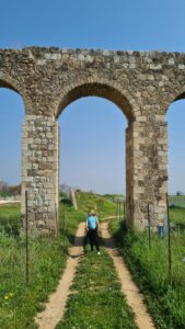 Atzva under the aqueduct arch