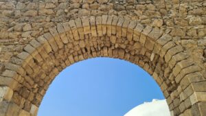 The arch from below