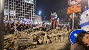 Reminds me for a second the picture from the French Revolution - Libery leading the people - 12th week of protests