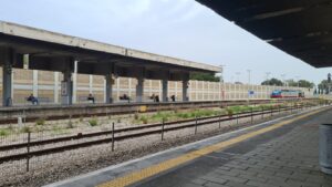 A bit of construction, in Bat Galim railway station. Those are cantilevered and balanced on one column - Naval Museum