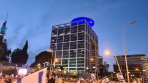 Yizkhor on the roof of Ministery of Defense building the 16th week of the protests 