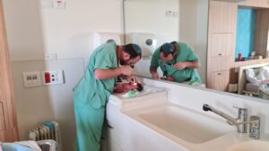 Dub is being checked by the doctor in our private room. The hospital allows the babies to stay in the nursery at night, but they need to be with the parntes during the day and the doctors and nurses visit the rooms. Atzva asked all our kids to be with her all the time from the first moment.