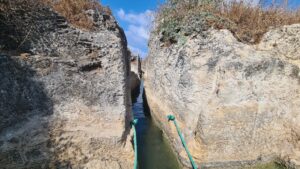 The aqueduct was chieseld into Kurkar rock*. The same Kurkar ridge along the shore used to block the water from flowing to the sea (along with dam), creating the Kebarah swamps. - Taninim stream