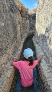 Mindal is walking in the aqueduct