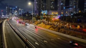 Protestors on their way to close Ayalon Highway  - schisms