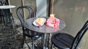 Enjoying the relativly quiet time at the Pop and Pope bakery in Sarona.