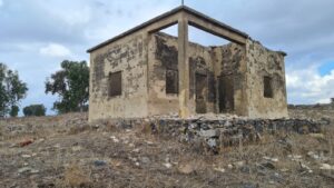 One of the ruind Syrian building, still, standing around. For some reason I thought the cistern was underneath on of those buildings 