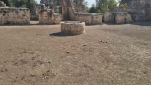 The well in the middle of the Yarda ruins