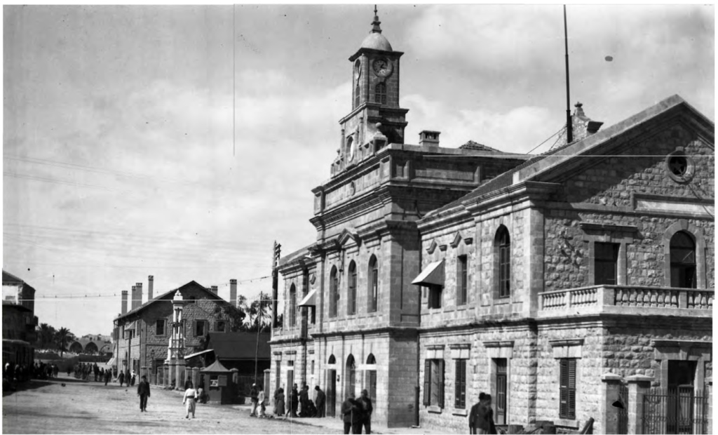 The full train building from 1920 (Source:  he.shimoor.com) - haifa-east-train-station