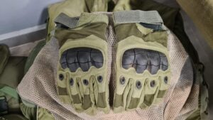 Tactical gloves we got as donations (or better say we Shnored)