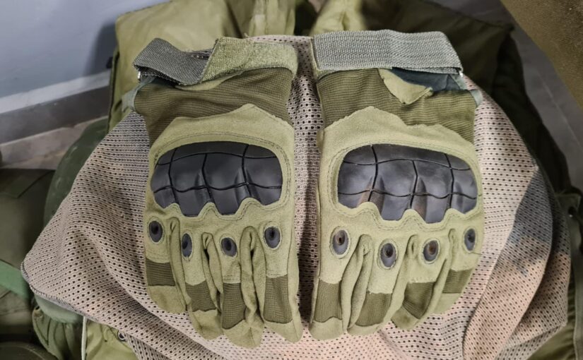 Tactical gloves we got as donations (or better say we Shnored)