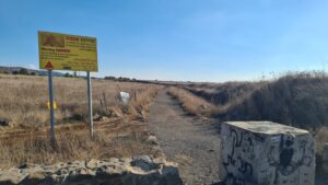 The start of the path to Ein Mokesh from the parking lot.