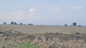 Tal Saki in the horizon, when you see how flat this area is, and wothout almost no high points, it is clear why they Syrian concentrated their effort on the Yom Kippur war here (along with the second effort near valley of tears) - rujm el-Hiri 