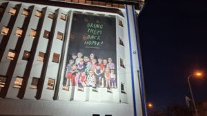 Bring them back home (Bring them home now), sign on a building in Tel-Aviv center