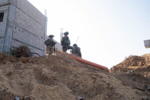 IDF soldiers in Gaza strip - Lowering