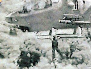 The famous picture of Yisahi Aviram was rescued by Cobra chopper when he was clinging to the landing skid (Source: www.ynet.co.il)