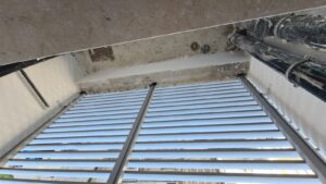 The AC condenser place was dirty, and we then released - the condenser is missing...  - Apartment Field report