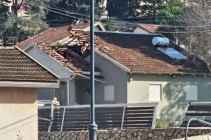 A house in Metula hit by a rocket