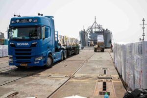 A truck with humanitarian aid being unloaded on the floating dock (Source: https://t.me/abualiexpress)