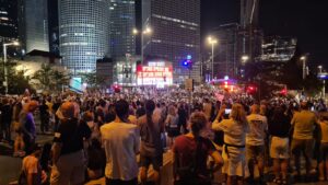 The crowd and the bridge in front of the protrst main stage - Begin gate