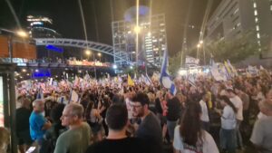 The crowd and the bridge in front of the protrst main stage - Begin gate 