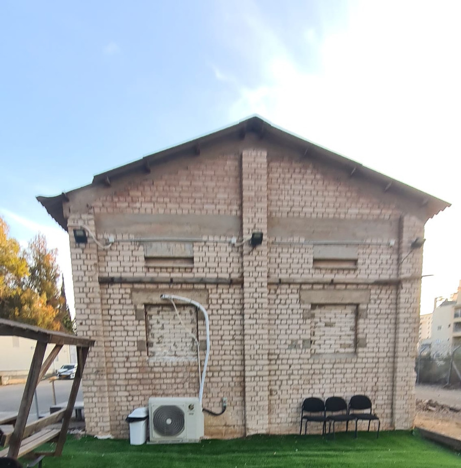 Built between 1939 to 1944 (during WWII), this bricks building used a storage building of spare parts of the British armored vehicles.