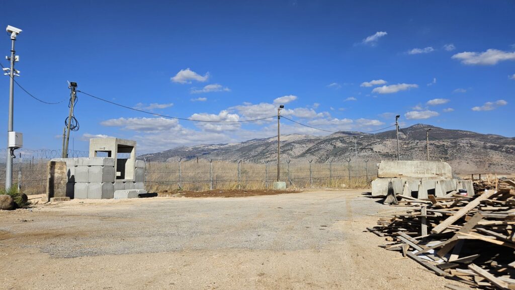 The road above the Hasbani north of the walkway, it is mostly a security road and not nice to walk - Most Northern point of the Village