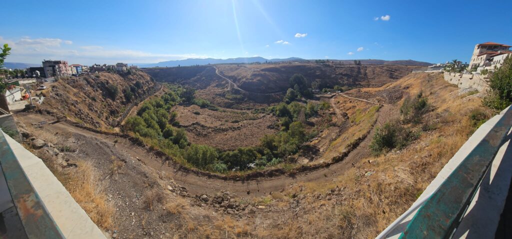 Full Panorama view from the walkway over the Hasbani river - visit in Ghajar