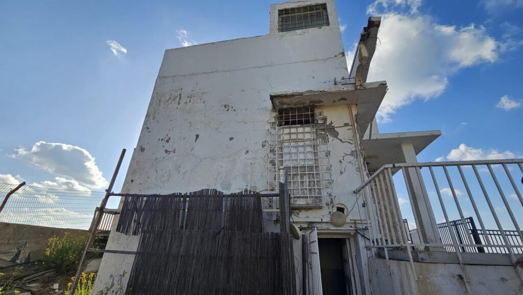 The narrow side of the house