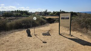 We are on the cliff: the human presence on the Kurkar Arsuf before and after construction - visualization The houses of the settlement of Arsuf, south of you, are built on the Kurkar cliff. You can imagine the view of the cliff and the sea without the construction. Further along the route, we will be exposed to the effects of development on the Kurkar cliff, unique to the Land of Israel.