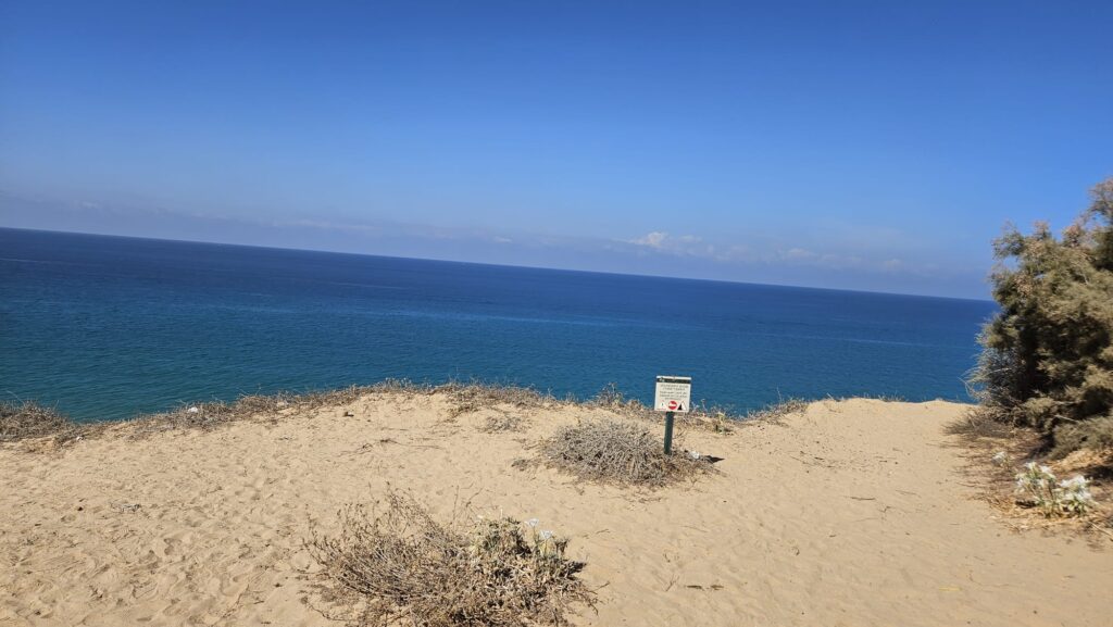 The trail meet the cliff above the sea. The cliff is danger of collapsing, so you better keep a distance from the edge - Hof HaSharon National Park