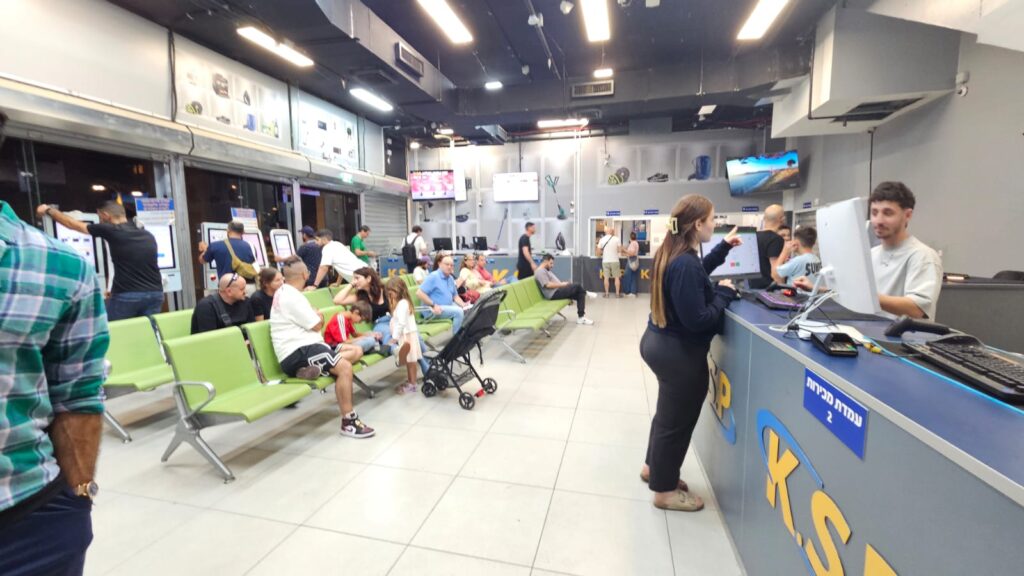 Waiting in line to pickup the cellphone we ordered in advance - Eilat Tax-Free