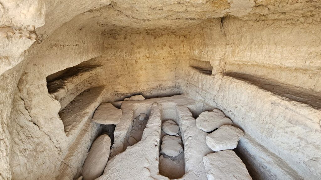 The burial cave on the west cliff - Zin monk's cave