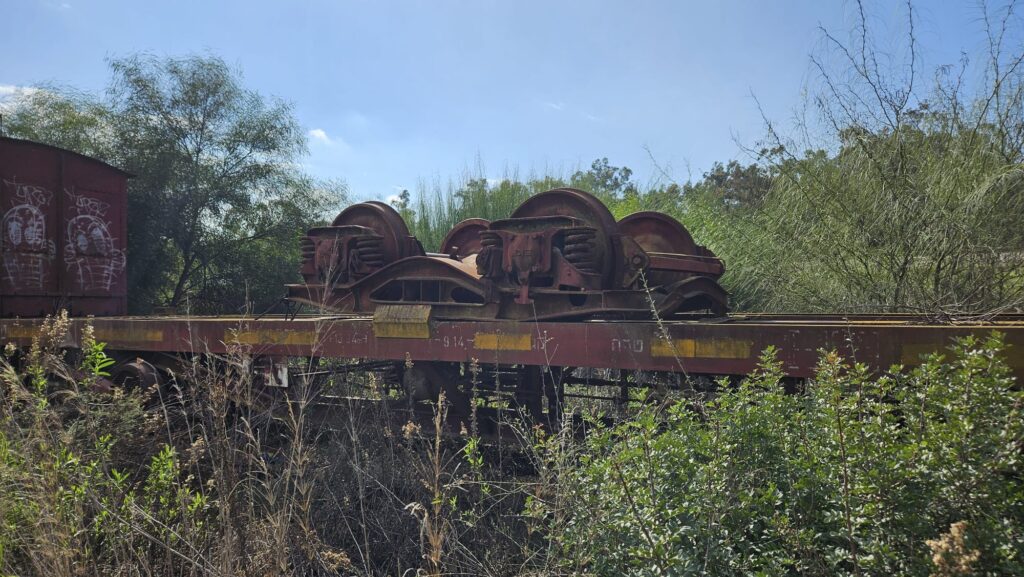 And wagon with wagon wheels on it