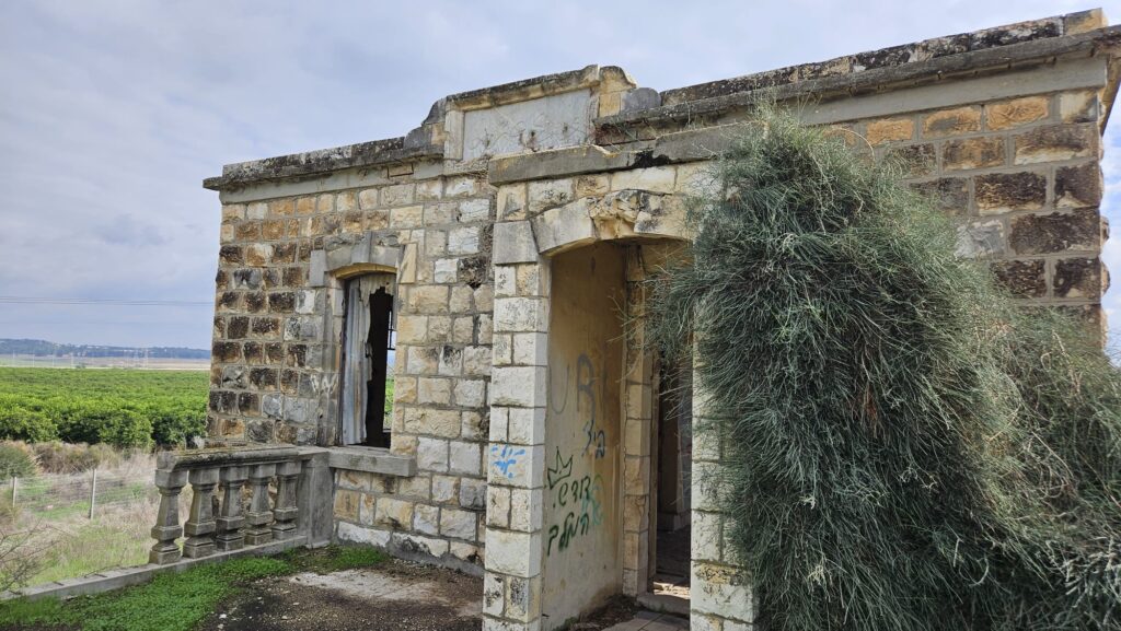 East side and stone plate with the name of the station in Arabic.